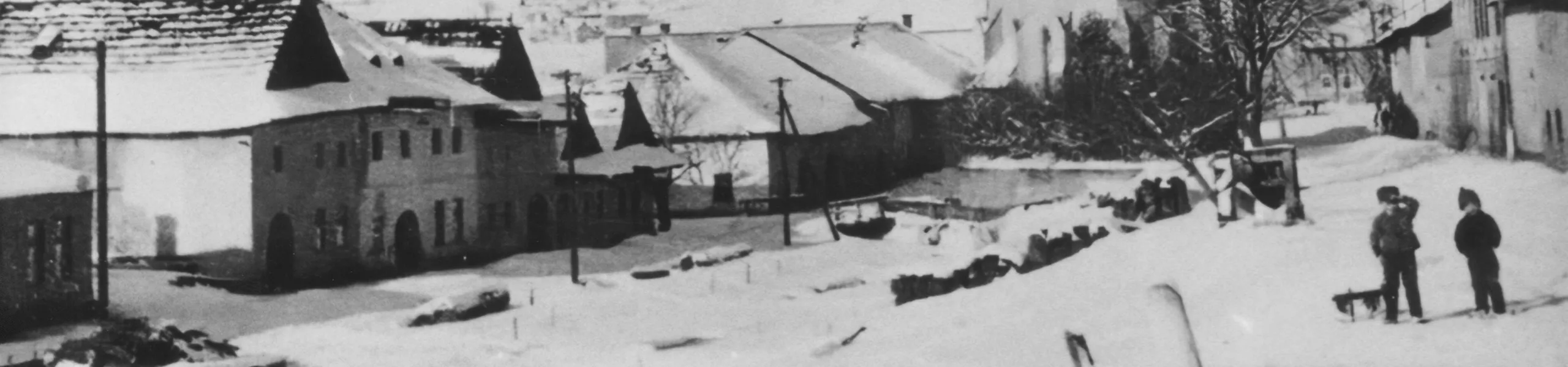 Obec Ruskinovce v zime. (historická fotografia z archívu Múzea Spiša)